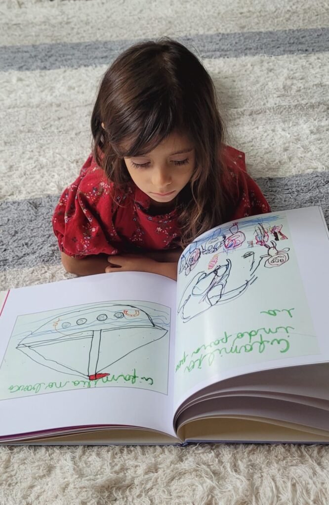 menina olhando o fotolivro