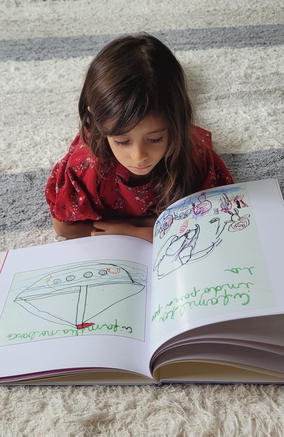 menina olhando o fotolivro