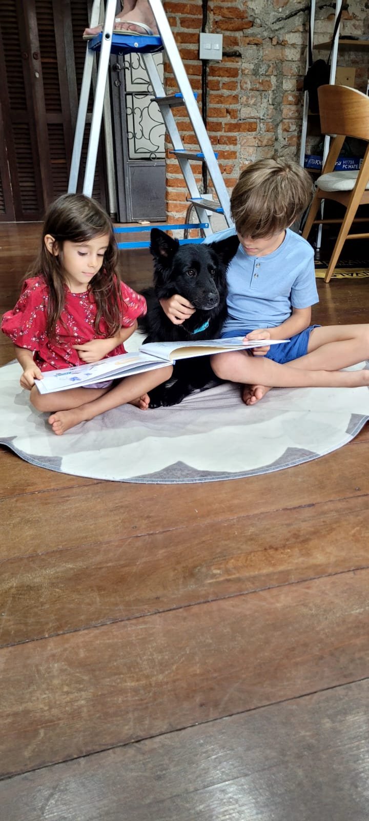 duas crianças sentadas com o fotolivro